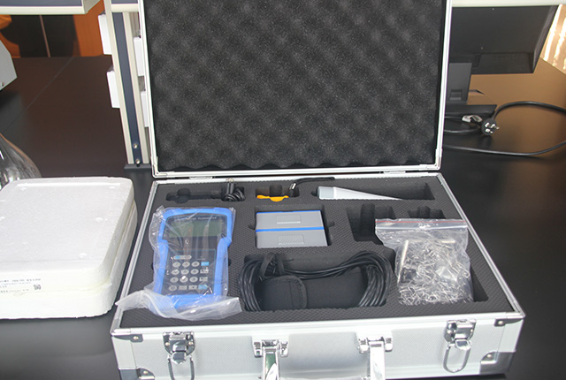 Portable detection and analysis device and service vehicle